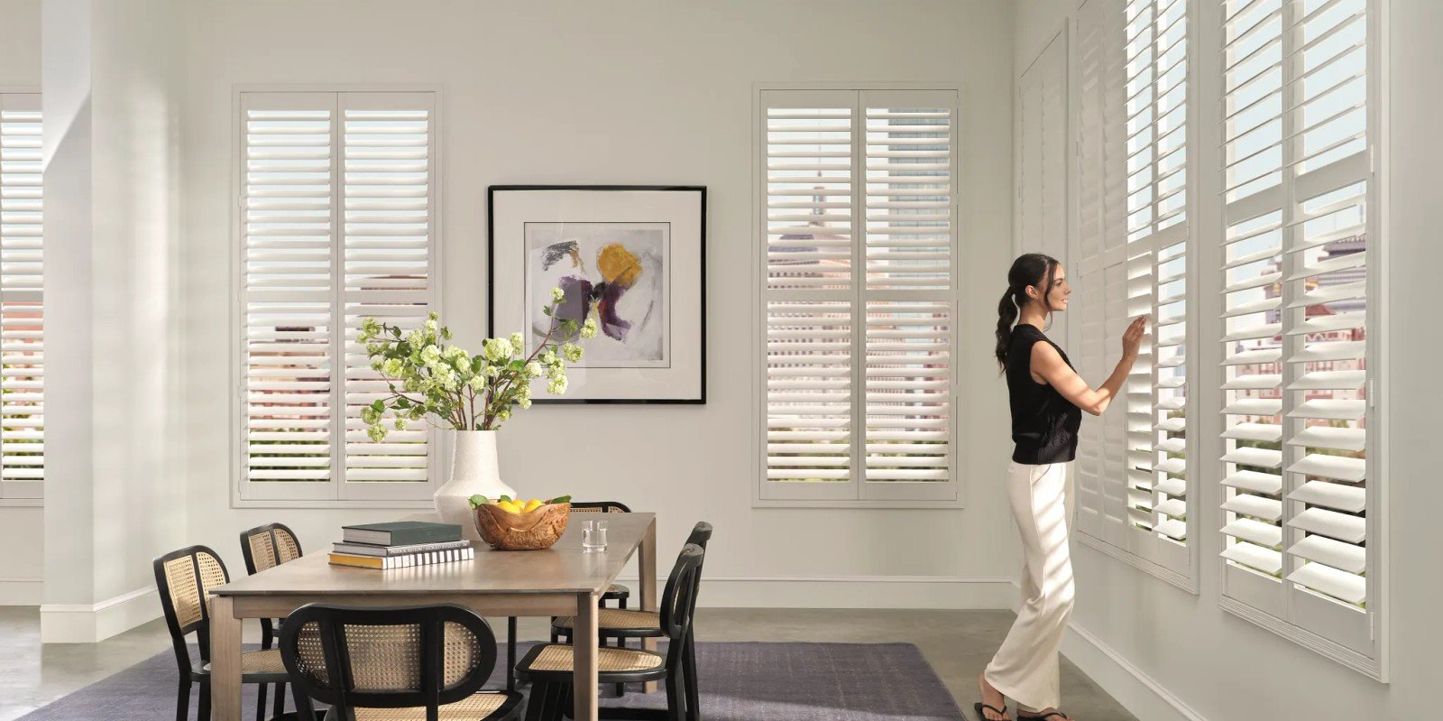hunter-douglas-shutters-dining-room-fountain-hills-az - Pearl & Co White plantation shutters in a Fountain Hills AZ dining room