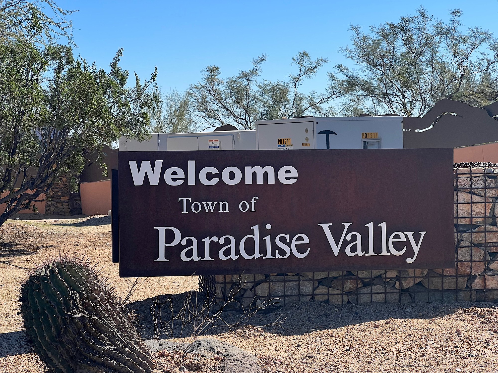 paradise-valley-arizona-sign - Pearl & Co Welcome to the Town of Paradise Valley sign in the Arizona desert